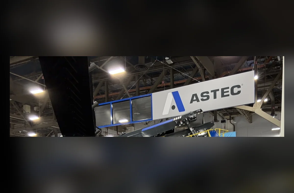 Stand de ASTEC y equipos de trituración en CONEXPO, fotografía original de FMF