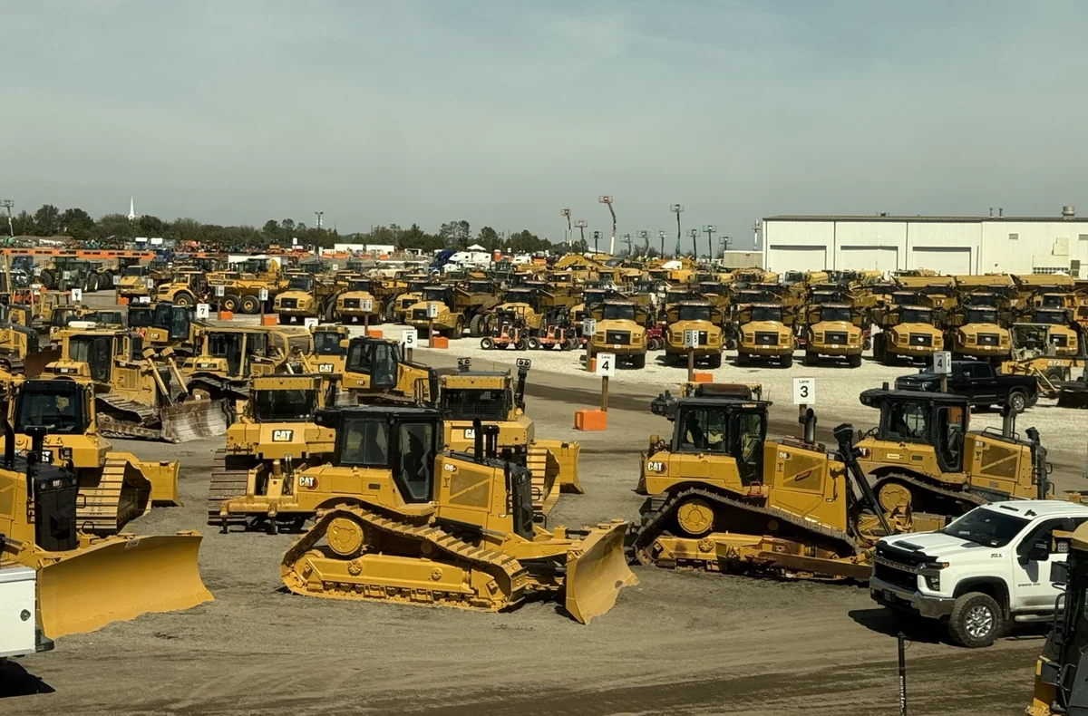 Maquinaria pesada fotografiada durante visita a Ritchie Bros.; equipo Caterpillar