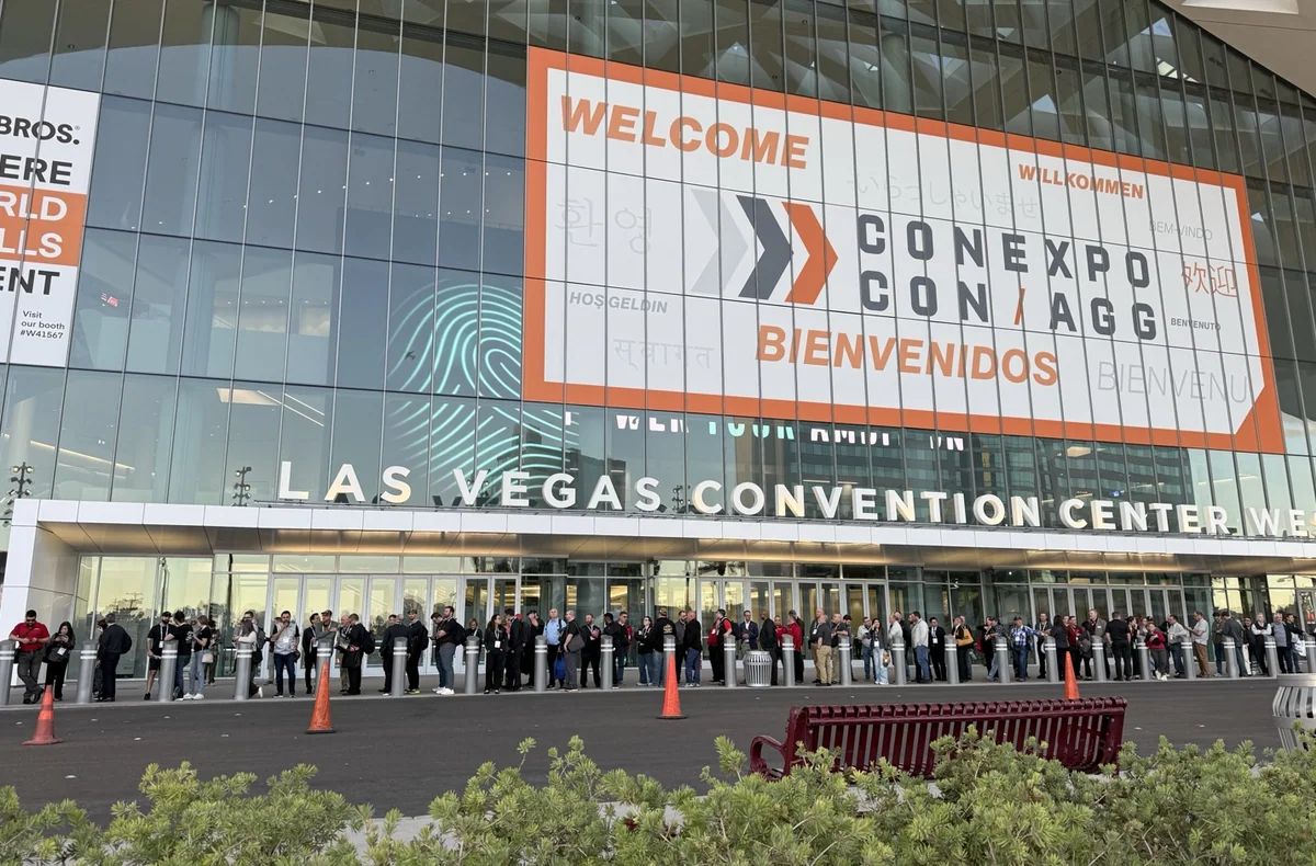 Entrada y letrero principal de CONEXPO-CON/AGG en Las Vegas