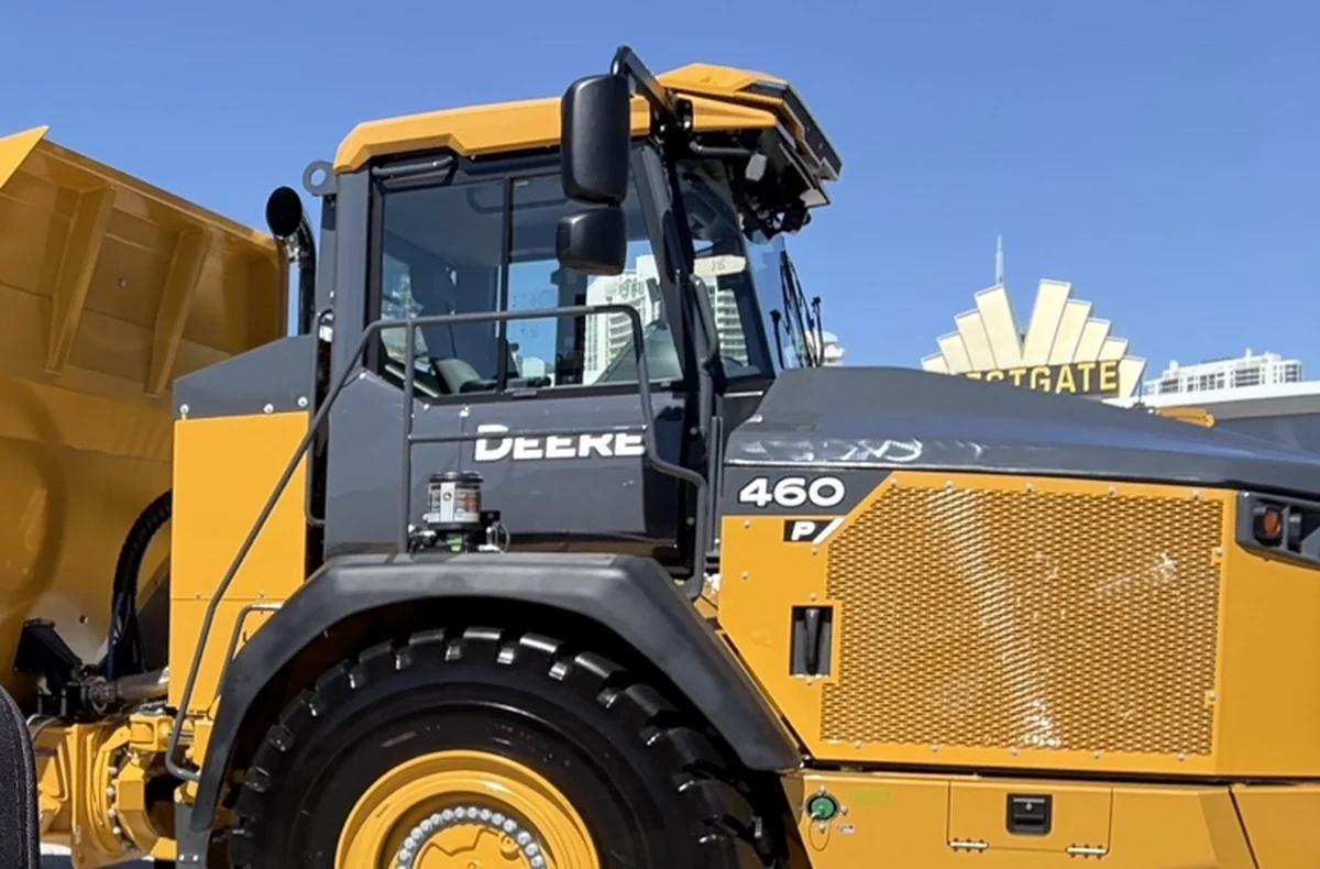 Volquete articulado John Deere 460 fotografiado por FMF en CONEXPO
